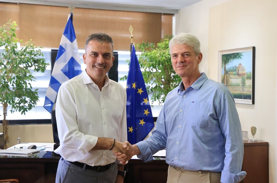 Χειραψία του Δημάρχου Θ. Μαμάκου με τον Συντονιστή Πολιτικής Προστασίας της Περιφέρειας Θεσσαλίας Δ. Μπίκου 