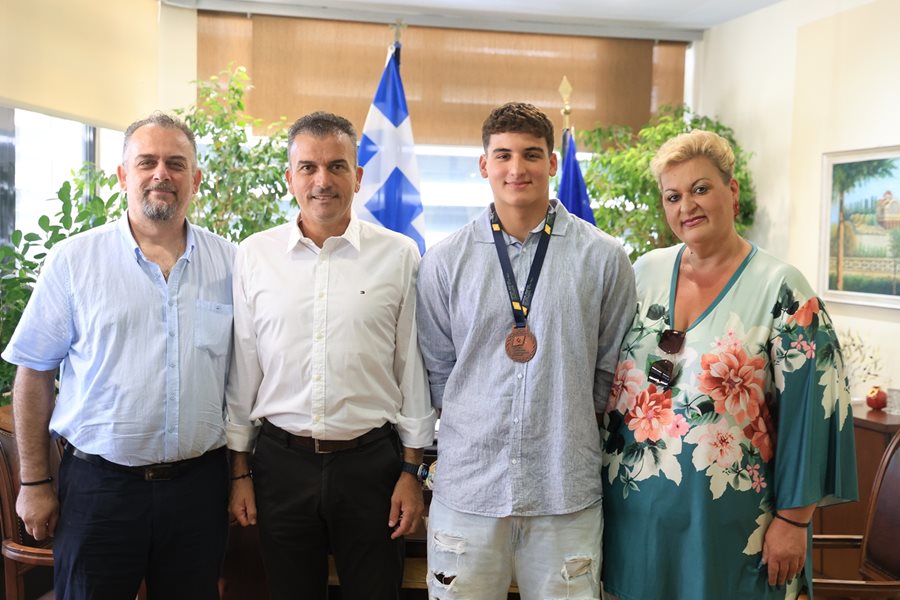 Ο Δήμαρχος Λαρισαίων Θ. Μαμάκος με τον πρωταθλητή Υδατοσφαίρισης Θεοδόση Μότσια και τους γονείς του