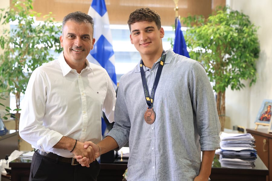 Ο Δήμαρχος Λαρισαίων Θ. Μαμάκος σε χειραψία με τον πρωταθλητή Υδατοσφαίρισης Θεοδόση Μότσια