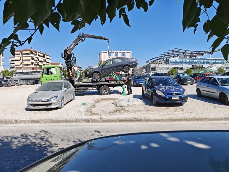 Επιχείρηση-«σκούπα» της υπηρεσίας Καθαριότητας-Ανακύκλωσης του Δήμου Λαρισαίων, για την περισυλλογή και απομάκρυνση εγκαταλελειμμένων οχημάτων