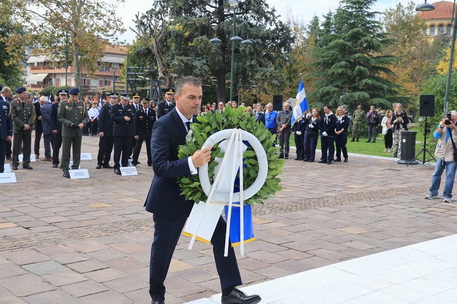 Στιγμιότυπο από τις εκδηλώσεις για την επέτειο απελευθέρωσης της Λάρισας από τη γερμανική κατοχή