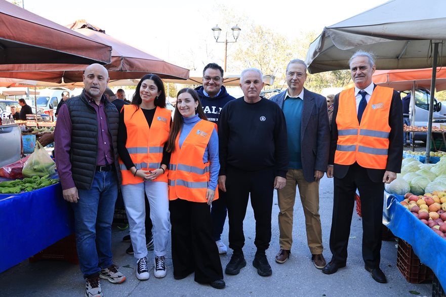 Στιγμιότυπο από την δράση «Ταξίδι της Τροφής» στην λαική αγορά της Τετάρτης
