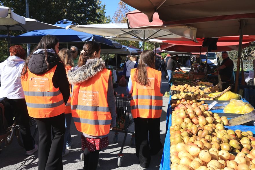 Στιγμιότυπο από την δράση «Ταξίδι της Τροφής» στην λαική αγορά της Τετάρτης
