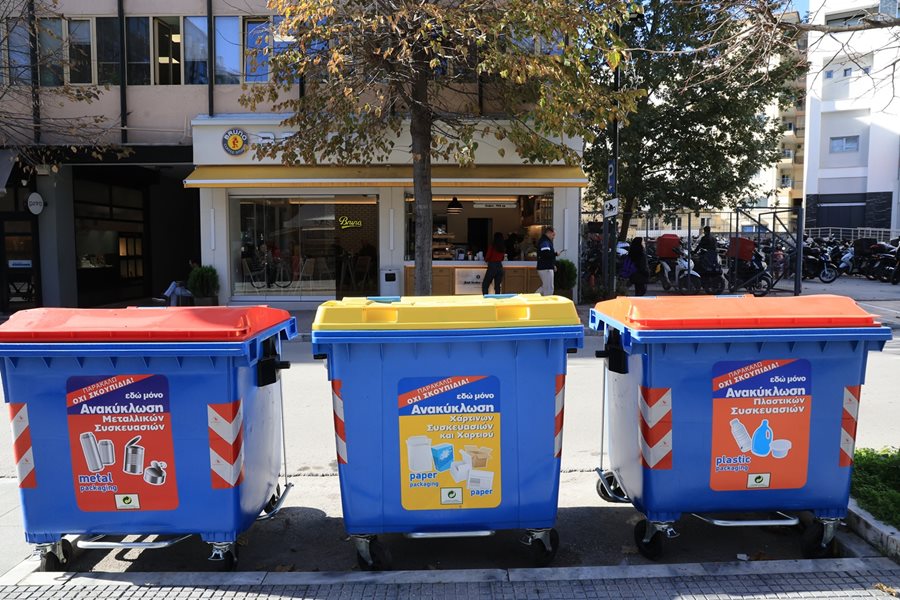 Χρωματιστοί κάδοι ανακύκλωσης