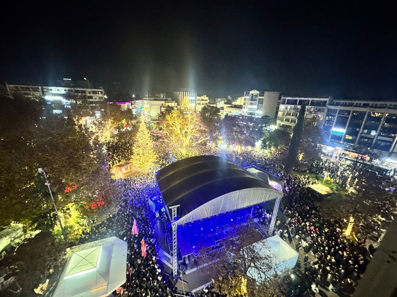 Φωτογραφίες από το άναμμα του χριστουγεννιάτικου δέντρου και τη συναυλία της Πέγκυ Ζήνα