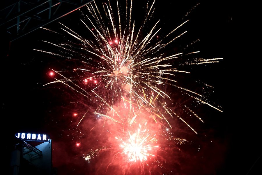 Φωτογραφίες από το άναμμα του χριστουγεννιάτικου δέντρου και τη συναυλία της Πέγκυ Ζήνα