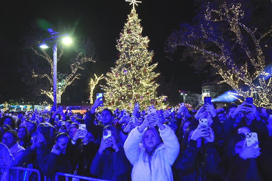 Φωτογραφίες από το άναμμα του χριστουγεννιάτικου δέντρου και τη συναυλία της Πέγκυ Ζήνα