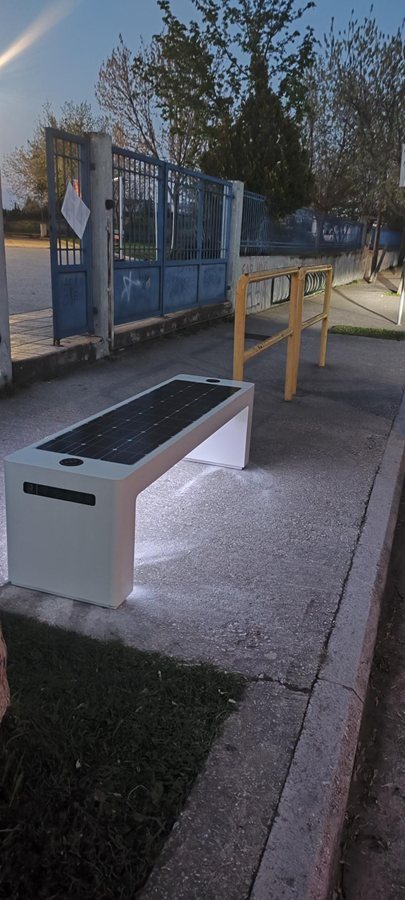 Έξυπνο παγκάκι όπως φαίνεται φωτισμένο τη νύχτα